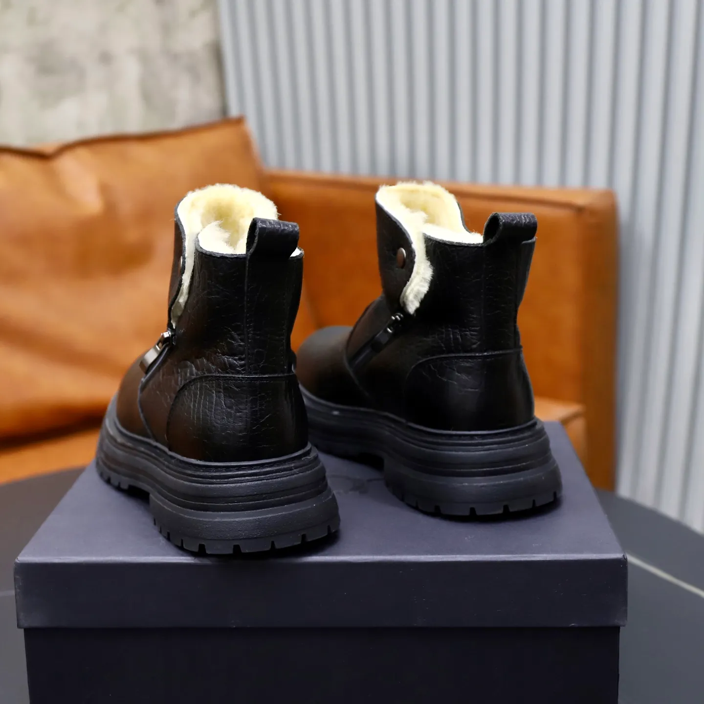 Ex-factory price: 680💰Thick wool imported from Australia Brand: UGG genuine purchasing agent Size: 38-44 (customized in 45) Grade: Official website 1:1 Material: First-layer genuine leather waterproof and antifreeze upper Real wool lining Original non-slip Soft wear-resistant outsole Style category: Men's casual shoes Trendy style Comfortable on the feet Color: Official website color synchronization